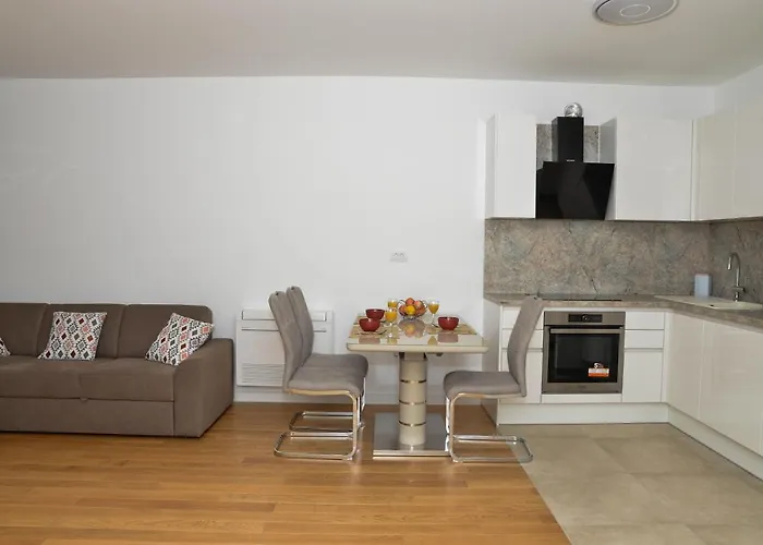 M&t With Garage,near The Old Town Apartamento *