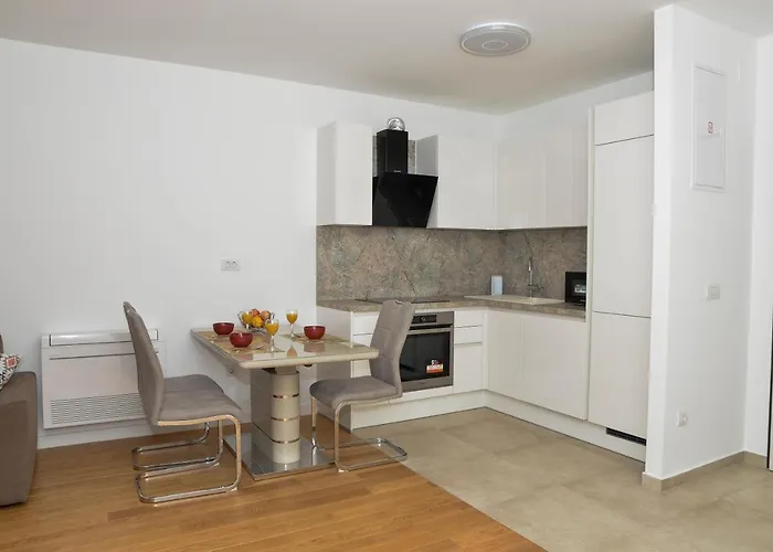 M&t With Garage,near The Old Town Apartamento